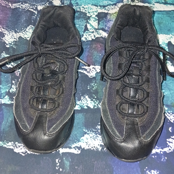 Nike Air Max 95 Classics Triple Black Youth Size 2Y - Picture 2 of 6